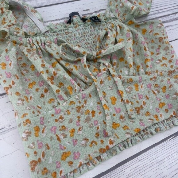 Women's Vero Moda Size S Floral Crop Keyhole Cutout Smocked Top Green - Picture 2 of 6